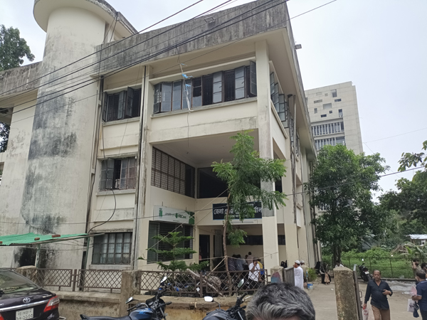 কক্সবাজার সদর সাব রেজিষ্ট্রি অফিসে ঘুষ দুর্নীতির অভিযোগে প্রধান সহকারী সমরেশসহ ১৫ জন নকল নবিশ বরখাস্ত