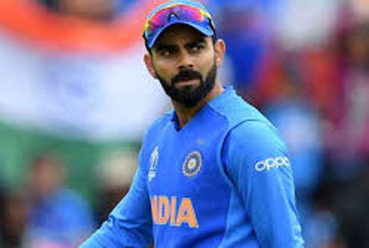 বর্ষসেরা পুরস্কার হাতে পেলেন কোহলি