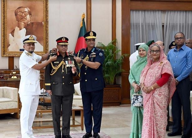 সেনা প্রধানকে জেনারেল র‌্যাংক ব্যাজ পরানো হয়েছে  