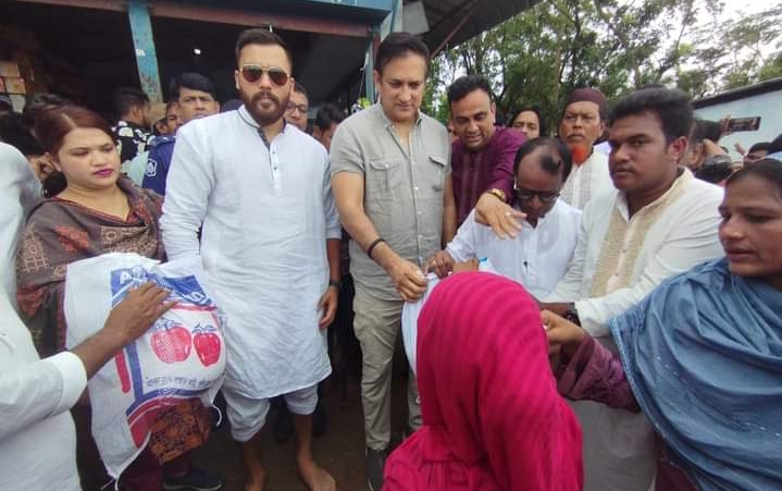 মীরসরাইয়ে পানিবন্দিদের নিকট ত্রান সামগ্রী বিতরণ 