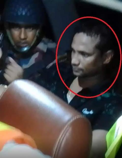 রাজশাহীতে প্রাইভেট কার থেকে অস্ত্র উদ্ধার করলেন শিক্ষার্থীরা