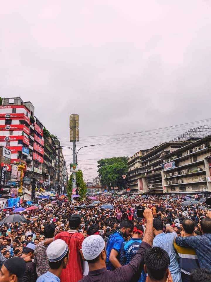 চট্টগ্রামে বৃষ্টি উপেক্ষা করে আন্দোলনকারীদের মিছিল