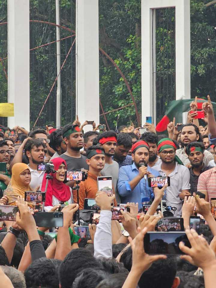 জাতীয় সরকার গঠনের দাবি আন্দোলনকারীদের