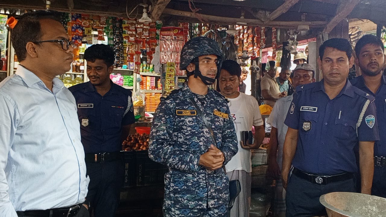 মহেশখালীতে পুলিশকে পুষ্পমাল্য দিয়ে বরণ করল শিক্ষার্থীরা