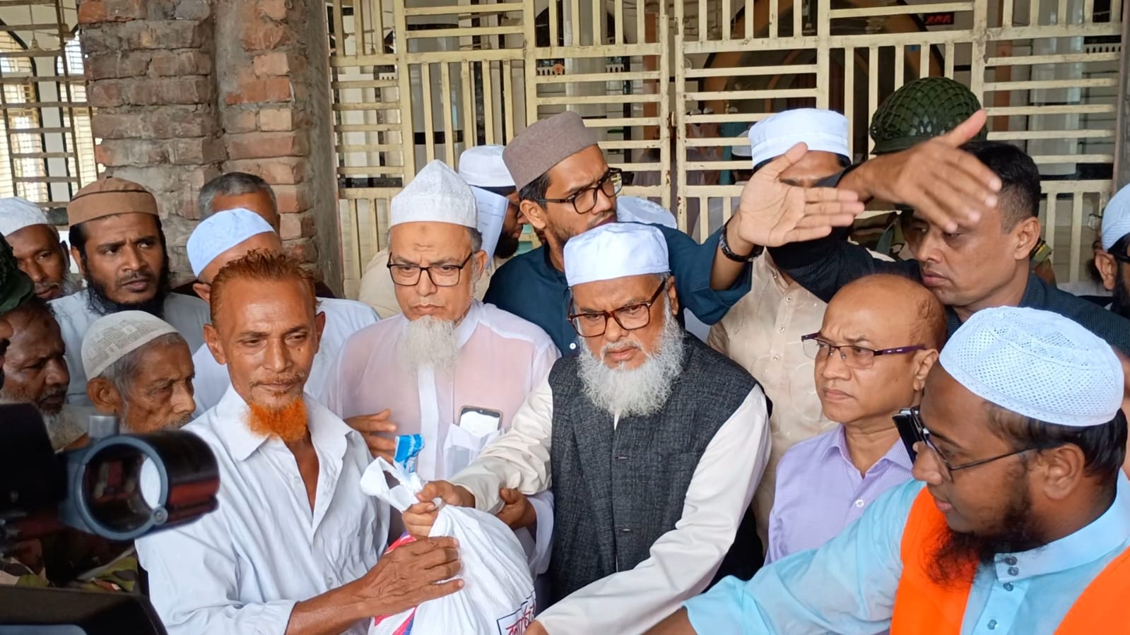 ধর্মবর্ণ নির্বিশেষে সকলেই বন্যার্তদের সহায়তায় এগিয়ে এসেছে : ধর্ম বিষয়ক উপদেষ্টা 