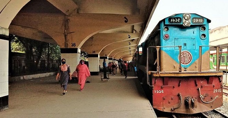 সব রুটে ট্রেন চলাচল বন্ধ