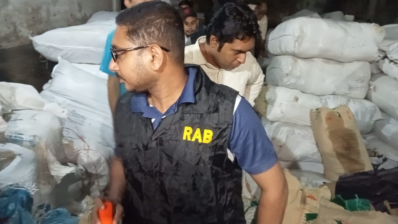 কক্সবাজারে অবৈধ পলিথিন কারখানার সন্ধান, ২লাখ টাকা জরিমানা  