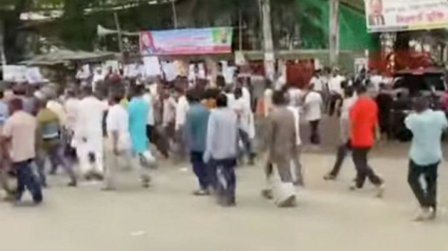 প্রেস ক্লাবের সামনে আ.লীগ-বিএনপি কর্মীদের সংঘর্ষ