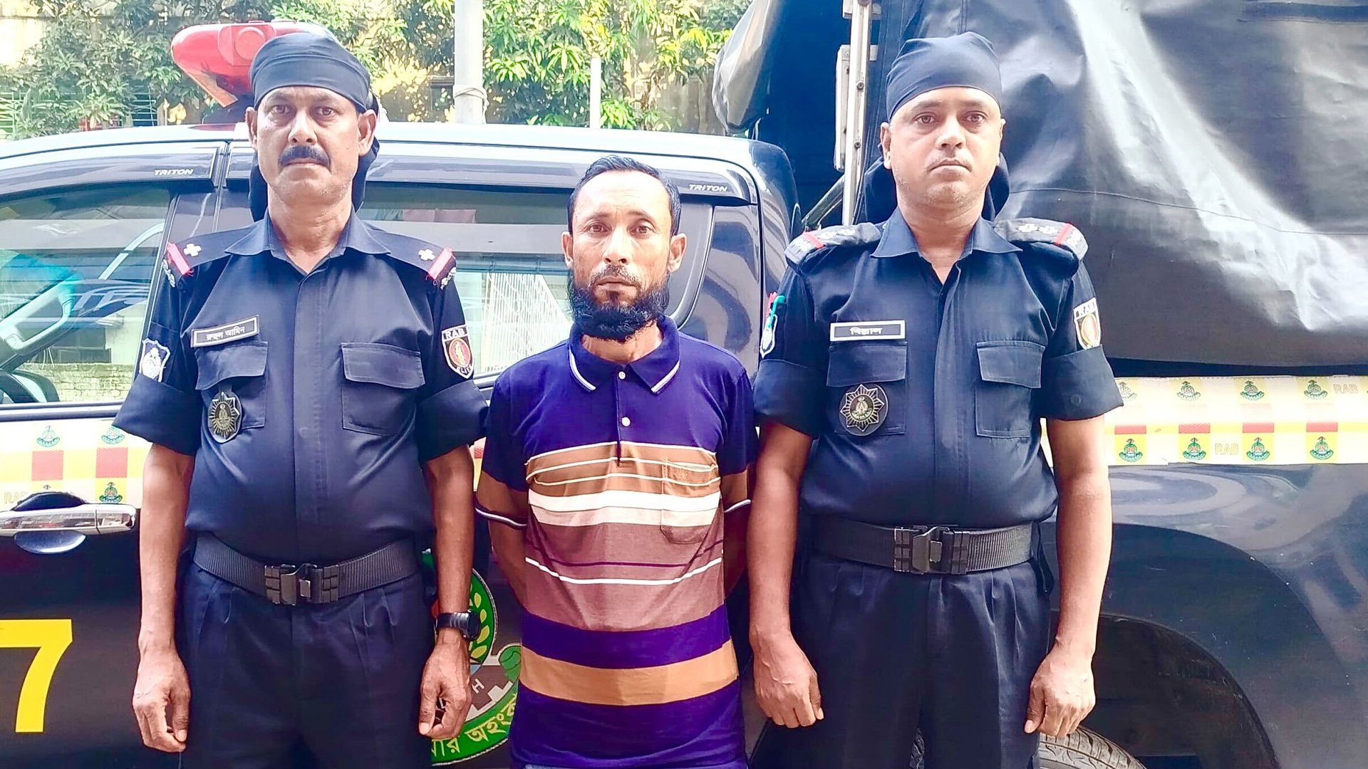 র‍্যাবের অভিযানে হত্যা মামলার পলাতক আসামি গ্রেফতার 