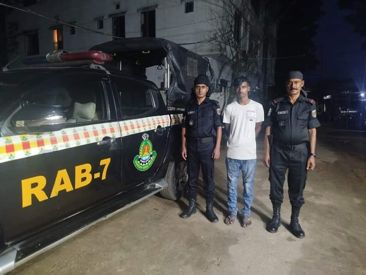 মীরসরাইয়ে ক্লুলেস হত্যা মামলার আসামিকে গ্রেফতার করে র‍্যাব-৭