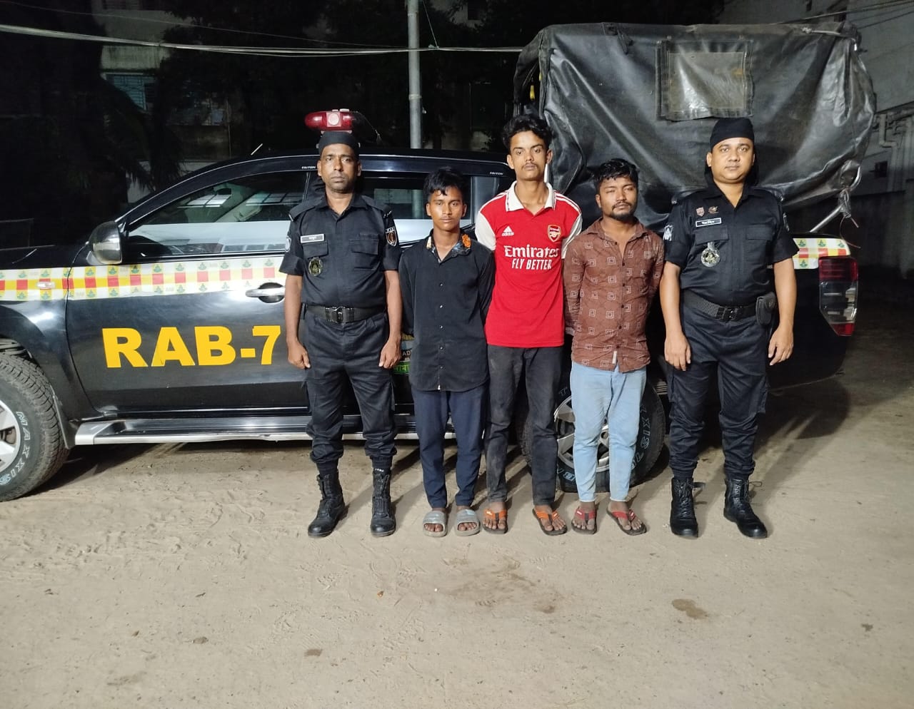 ফেনীতে র‍্যাবের অভিযানে ছিনতাই হওয়া মিশুক গাড়িসহ গ্রেফতার ৩ 