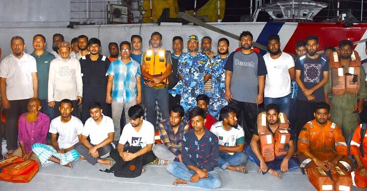 তেলবাহী ট্যাংকারে আগুন, ৪৮ ক্রুকে উদ্ধার করল কোস্টগার্ড, নিহত ১