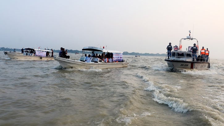 মা ইলিশ রক্ষায় নদীতে অভিযান চলছে