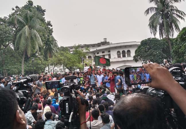 দলবাজ বিচারপতিদের অপসারণে হাইকোর্ট ঘেরাও