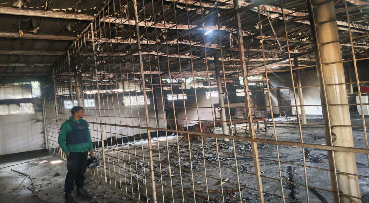 বিডিআর বিদ্রোহ: বিশেষ আদালতের এজলাসে আগুন, শিক্ষার্থীদের বিক্ষোভ