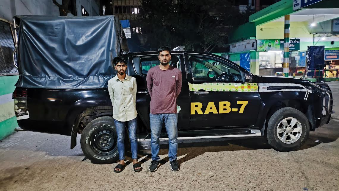 চট্টগ্রামে র‍্যাবের মাদক বিরোধী অভিযানে ১০ কেজি গাঁজা ও ১২২ বোতল ফেনসিডিল উদ্ধার; গ্রেফতার ২