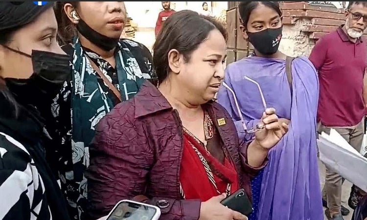 চট্টগ্রামে ঘাতক দালাল নির্মূল কমিটির নেত্রীকে পুলিশের হাতে সোপর্দ