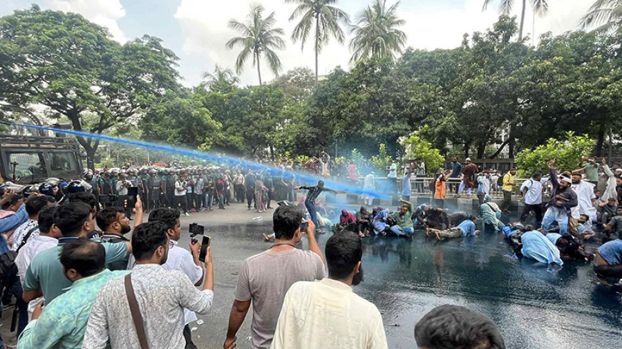 প্রেসক্লাবের সামনে আন্দোলনকারীদের ওপর পুলিশের জলকামান-সাউন্ড গ্রেনেড নিক্ষেপ