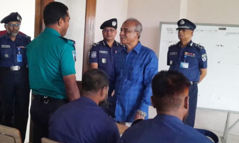 নিরপেক্ষ নির্বাচনের জন্য পুলিশকে প্রশিক্ষণ দেওয়া হচ্ছে : মির্জাপুরে স্বরাষ্ট্র উপদেষ্টা