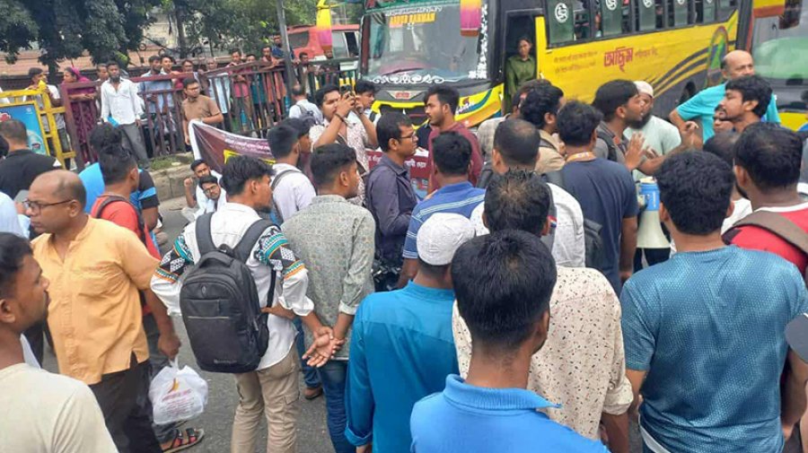 পুলিশের লাঠিচার্জের পর আবারও শিক্ষার্থীদের সড়কে অবস্থান