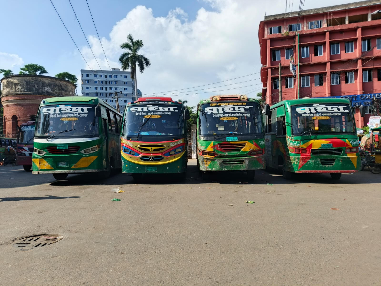 রাইদা পরিবহনের ৪ টি বাস আটকে রেখেছেন কবি নজরুল কলেজের শিক্ষার্থীরা