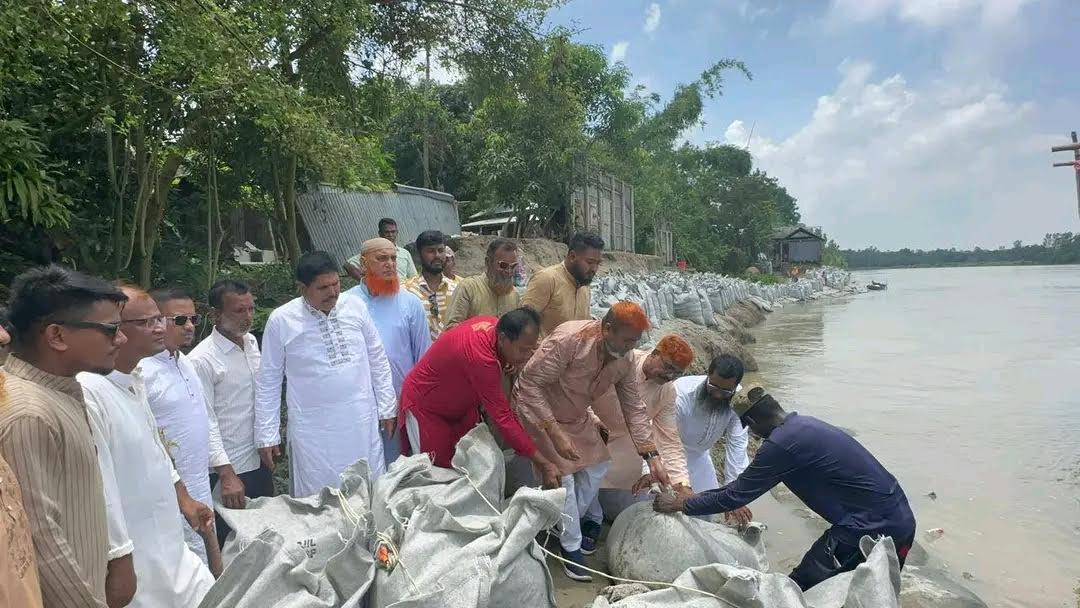 ‎মির্জাপুরে ফতেপুর নদী ভাঙ্গন প্রতিরোধে জিও ব্যাগ ফেললেন সাবেক এমপি আবুল কালাম