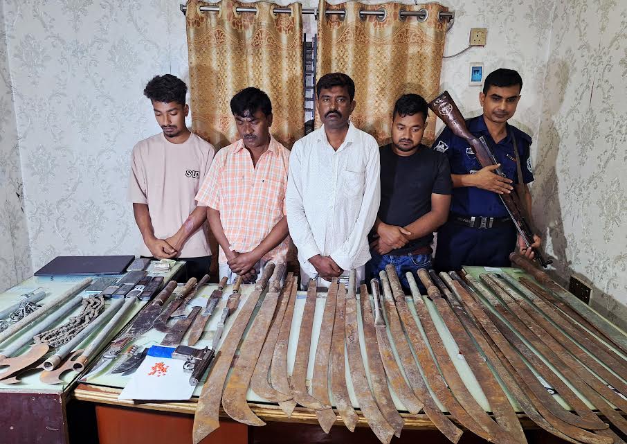 গোবিন্দগঞ্জে সারা রাত অভিযান: দেশীয় অস্ত্র ও মাদকসহ শীর্ষ ৪ সন্ত্রাসী আটক