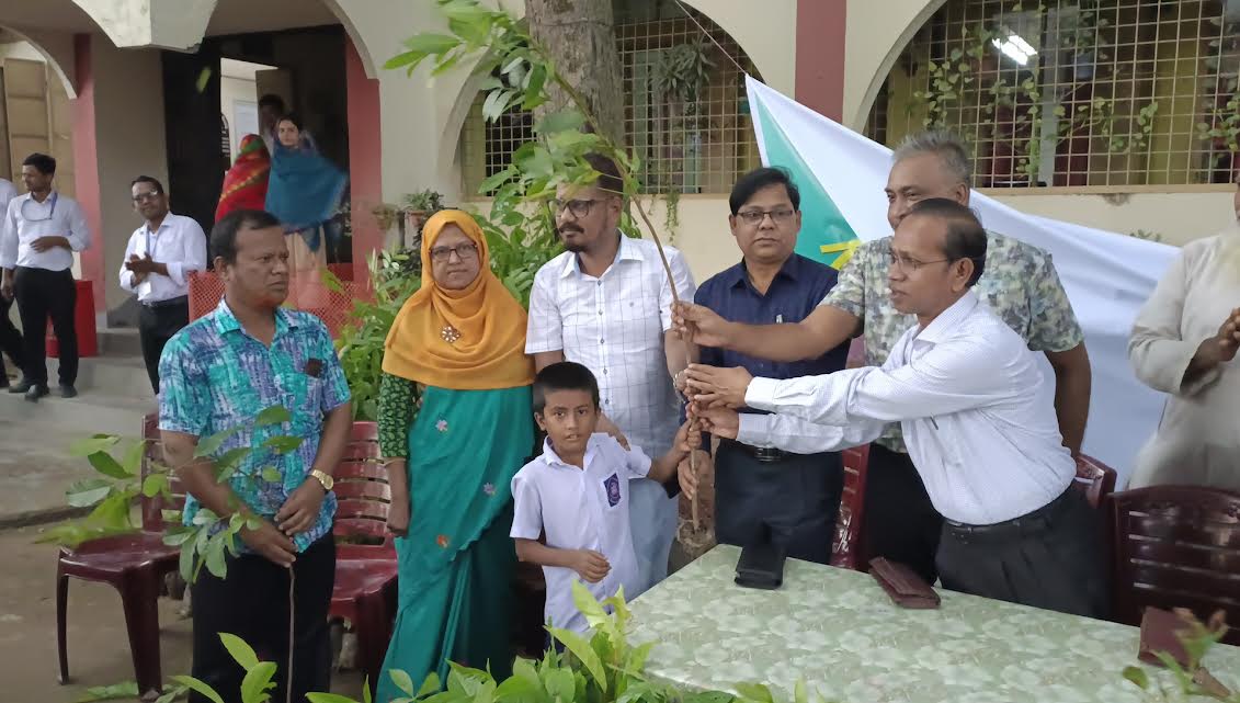 দিনাজপুরে প্রকৃতি ও জীবন ক্লাবের উদ্যোগে দ্বিতীয় দফায় বৃক্ষ চারা বিতরণ ও বৃক্ষরোপণ 