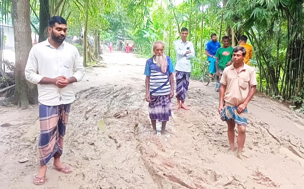 সরিষাবাড়ীতে চলাচলের অযোগ্য প্রায় ৩ কি.মি কাঁচা রাস্তা : কাঁদাযুক্ত রাস্তায় চলাচলে দুর্ভোগ