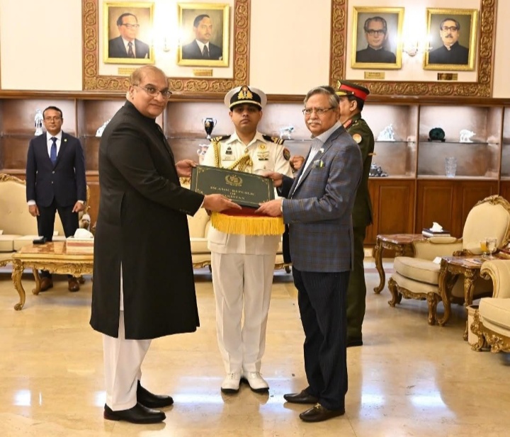 বাংলাদেশের রাষ্ট্রপতির কাছে পরিচয়পত্র পেশ করলেন পাকিস্তানের হাইকমিশনার
