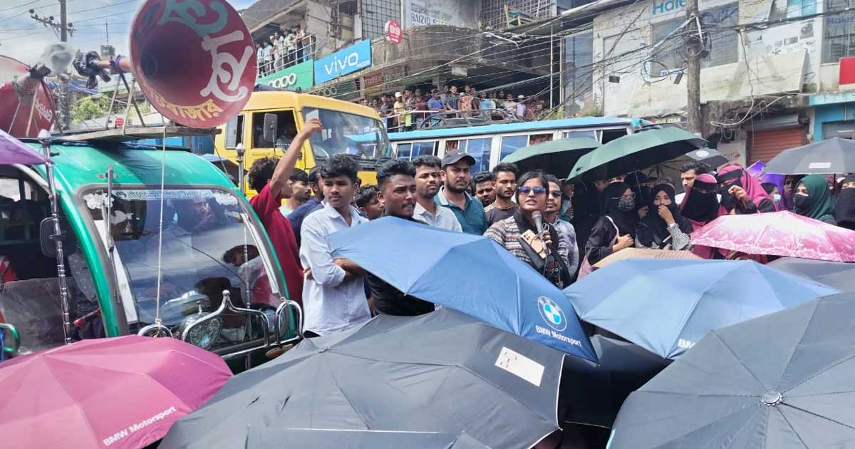 রোহিঙ্গা ক্যাম্পে চাকরিচ্যুত শিক্ষকদের সড়ক অবরোধ