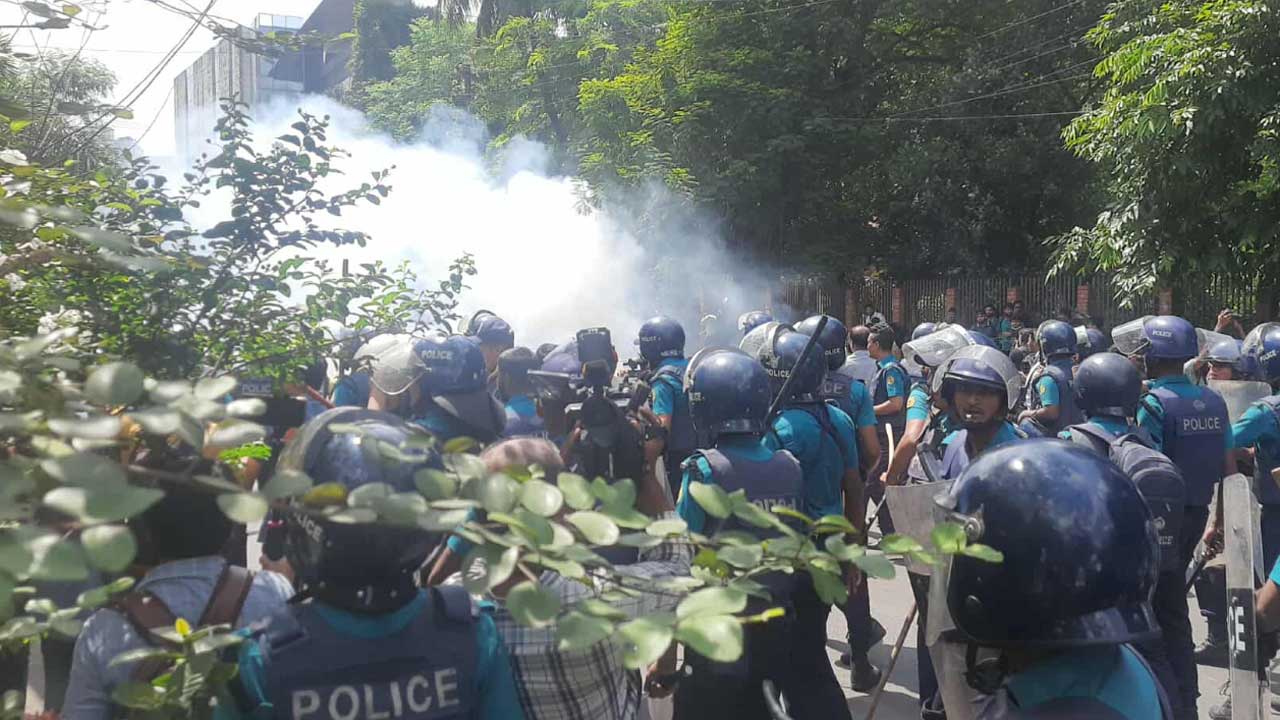 প্রকৌশল শিক্ষার্থীদের মিছিলে পুলিশের বাধা, টিয়ার শেল-সাউন্ড গ্রেনেড নিক্ষেপ