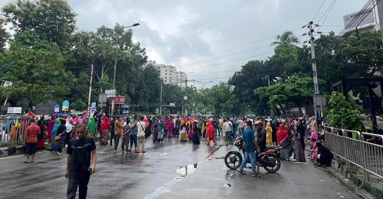 তেজগাঁওয়ে ‘পাওনার’ দাবিতে শ্রমিকদের সড়ক অবরোধ