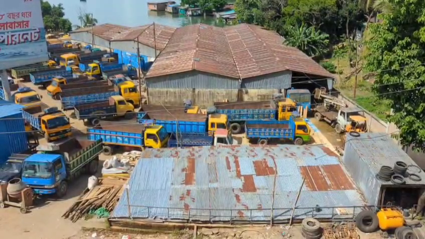 রাঙামাটিতে দোকানে ভরপুর ট্রাক টার্মিনাল! রাস্তায় রাখছে গাড়ি; ঘটছে দূর্ঘটনা