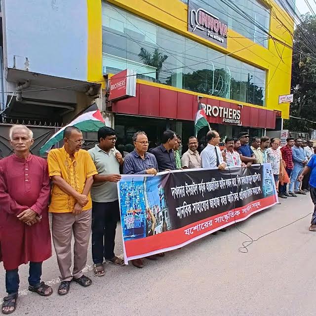 যশোরের সাংস্কৃতিক সংগঠন সমুহ এক মানব বন্ধন অনুষ্ঠিত 