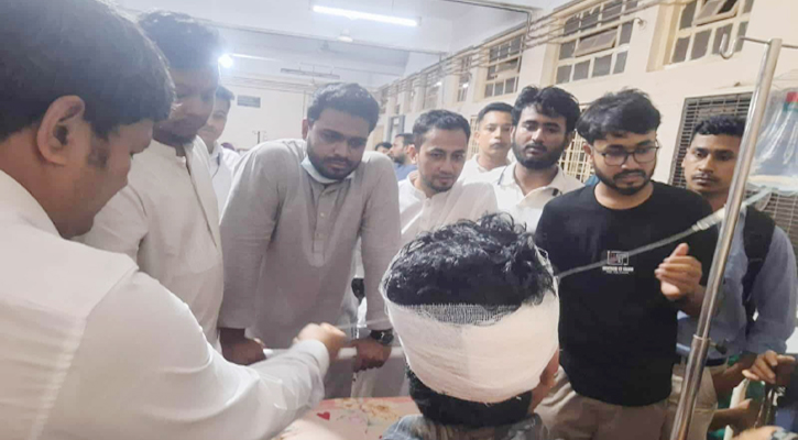 আহত সাংবাদিকদের দেখতে চমেক হাসপাতালে এনসিপি নেতা 