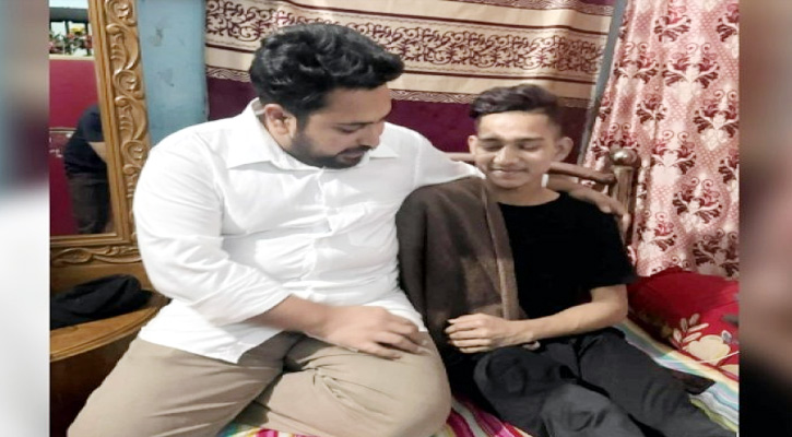 আহত জুলাইযোদ্ধা আতিকুলের সঙ্গে দেখা করলেন নাহিদ