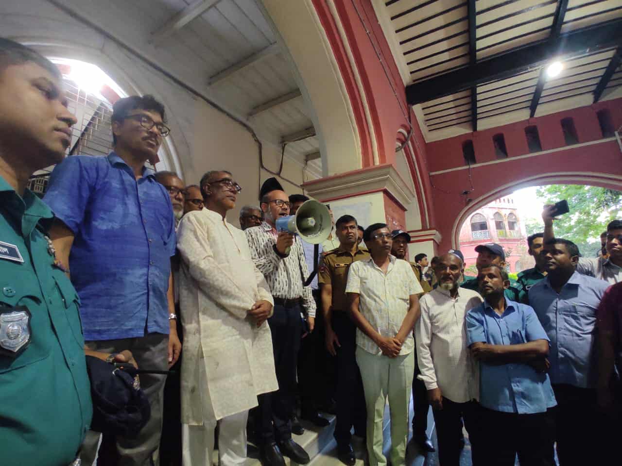 সিআরবি ঘেরাও রেল শ্রমিকদের