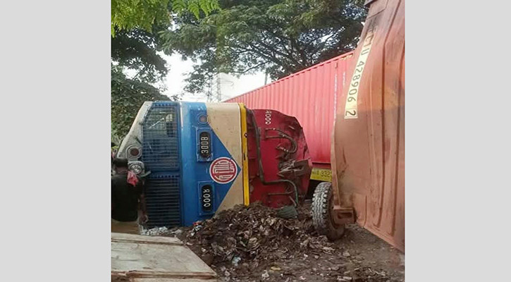 চট্টগ্রামে ট্রাক ও মালবাহী ট্রেনের সংঘর্ষ, নিহত ১