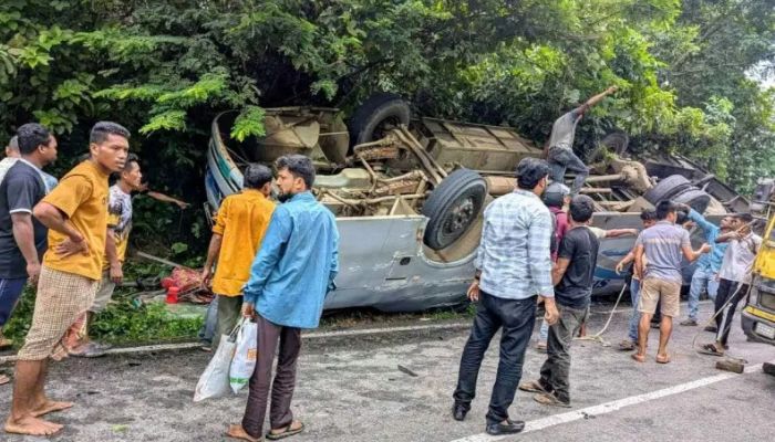 খাগড়াছড়িতে যাত্রীবাহী বাস উল্টে দুইজন নিহত, আহত ১২