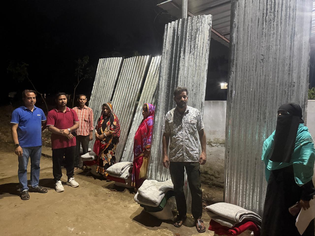 হাটহাজারীতে অগ্নিকাণ্ডে ক্ষতিগ্রস্ত পরিবারের পাসে উপজেলা প্রশাসন। 