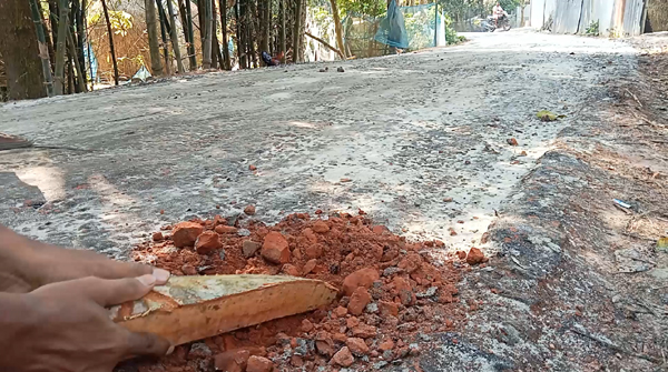 পাবনায় এলজিইডির দূর্নীতিতে সড়ক নির্মাণে রাবিশ, পোড়া মোবিল ব্যবহারের অভিযোগ