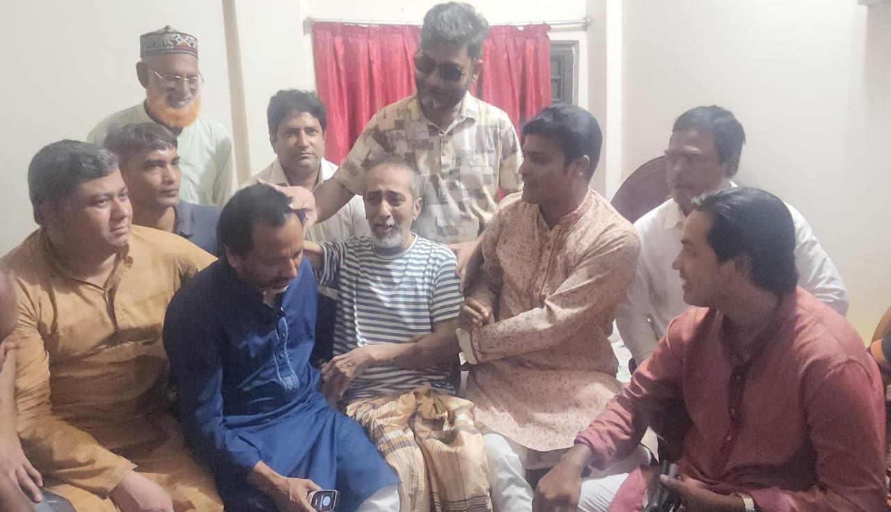 সিরাজগঞ্জে নব্বইয়ের স্বৈরাচার এরশাদ বিরোধী আন্দোলনের বীর সেনানী এরশাদুর রহমান নীরু কে দেখতে বিএনপি নেতা সাইদুর রহমান বাচ্চু