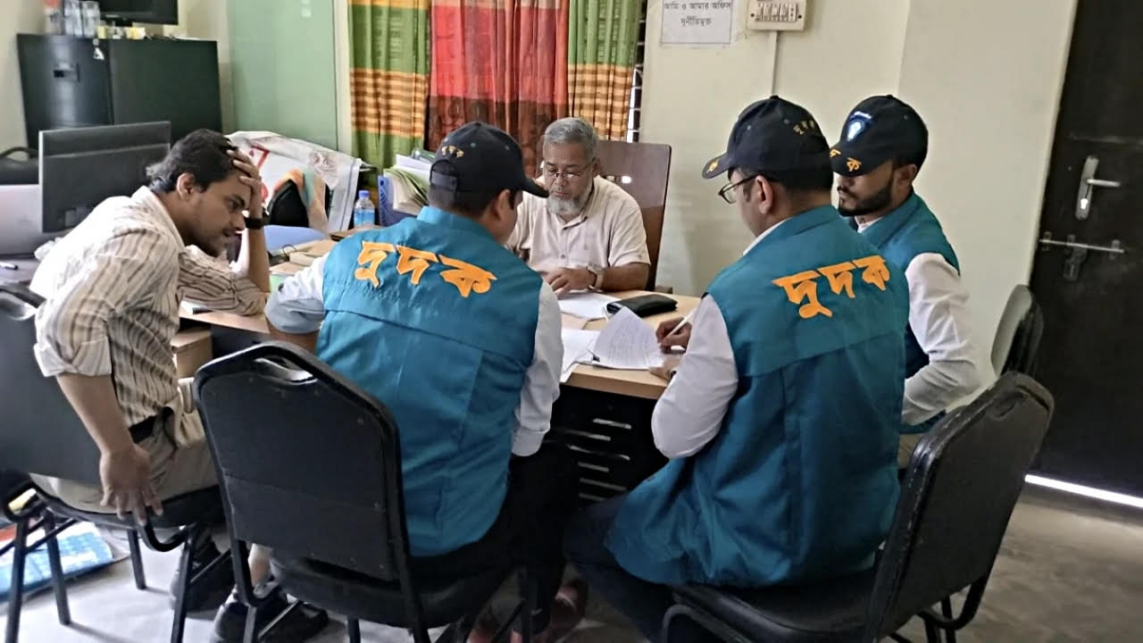 সেনবাগে আনসার ভিডিপি ব্যাংকে দুদকের অভিযান : ১ কোটি টাকার ভুয়া ঋণ কেলেঙ্কারি