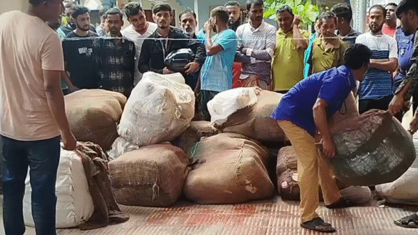 নেত্রকোণার বারহাট্টায় ভারতীয় পণ্যসহ কাভার্ড ভ্যান আটক ২