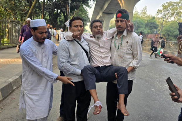 শাহবাগে সাউন্ড গ্রেনেডে ছত্রভঙ্গ প্রাথমিক শিক্ষকরা, আহত অনেকে