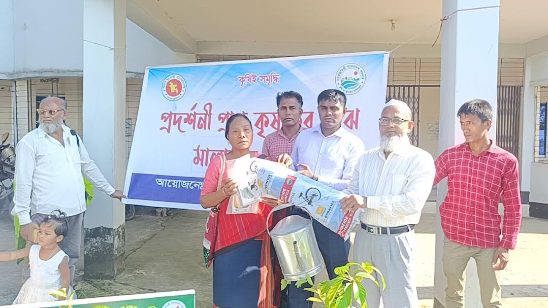 রাঙামাটির নানিয়ারচরে কৃষক কৃষাণীদের মাঝে প্রশিক্ষণ ও সার বীজ বিতরণ