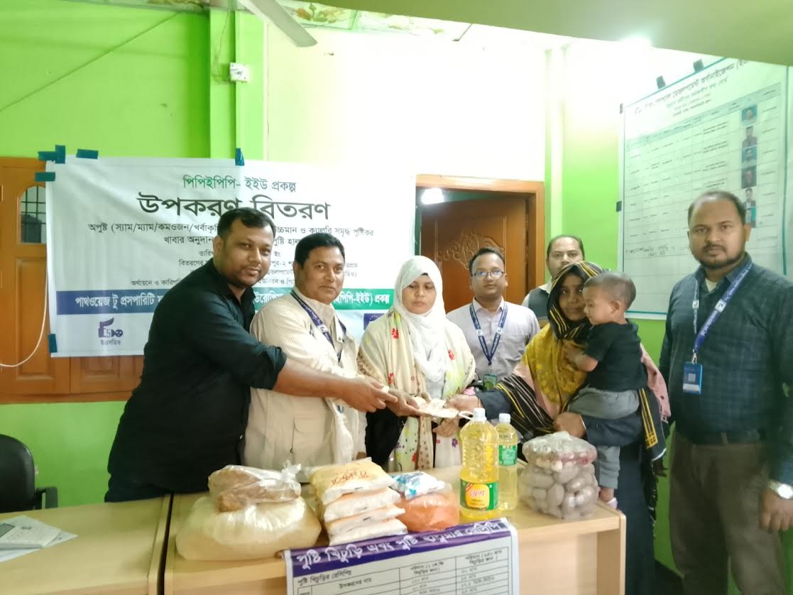 কুড়িগ্রামে অপুষ্ট শিশুকে পুষ্টি ও নগদ অর্থ বিতরণ