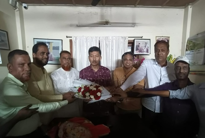 দলীয় মনোনয়ন পাওয়ায় দীপেন দেওয়ান কে রাঙামাটি কাঠ ব্যবসায়ী সমিতির ফুলেল শুভেচ্ছা