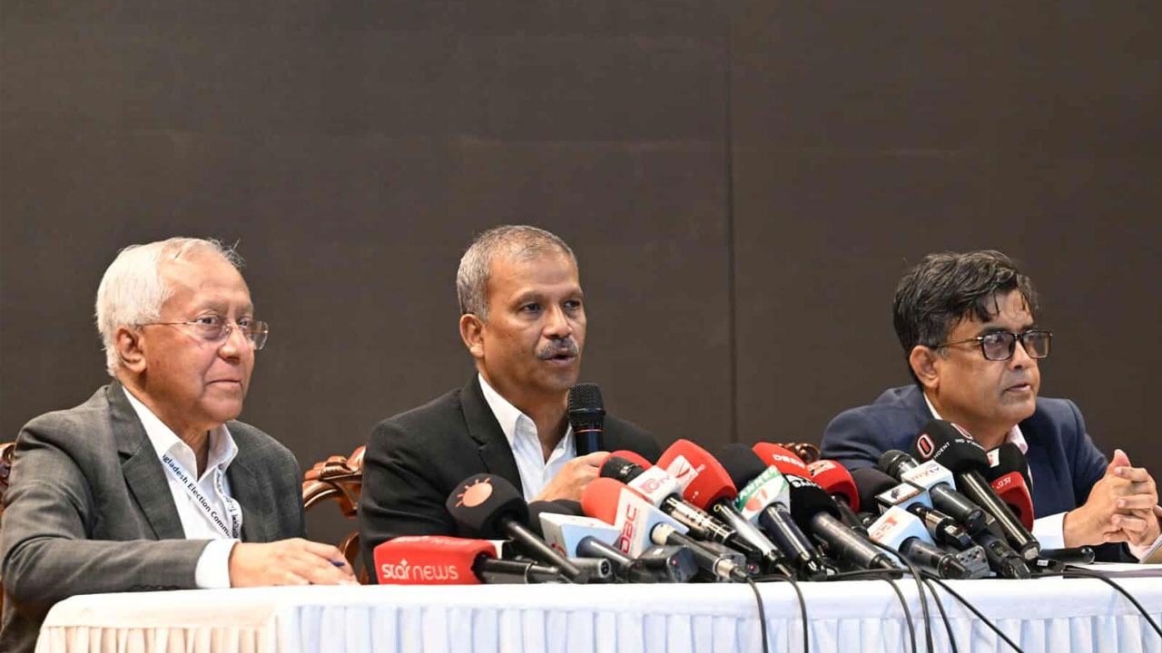 ‘সংখ্যাগরিষ্ঠতার’ ভিত্তিতে ফল ঘোষণা করতে পারবে ইসি : আসিফ নজরুল